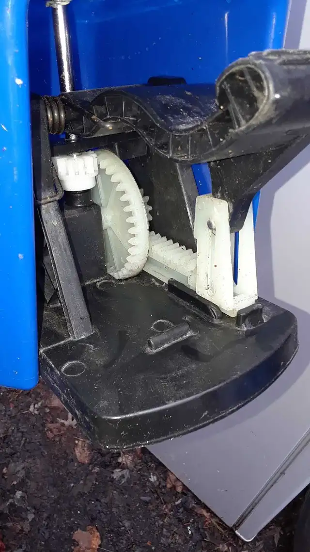 Spin mop and bucket in Other in Kingston - Image 3