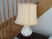 BEAUTIFUL TABLE LAMP DIM 19 INCHES 