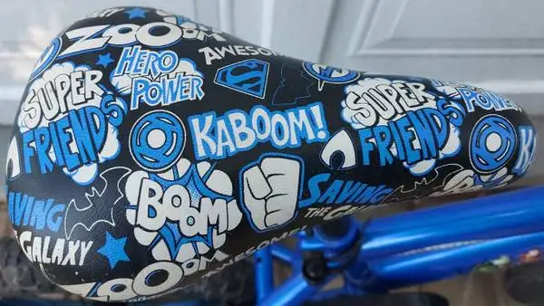 DC SUPER FRIENDS BIKE in Kids in London - Image 4