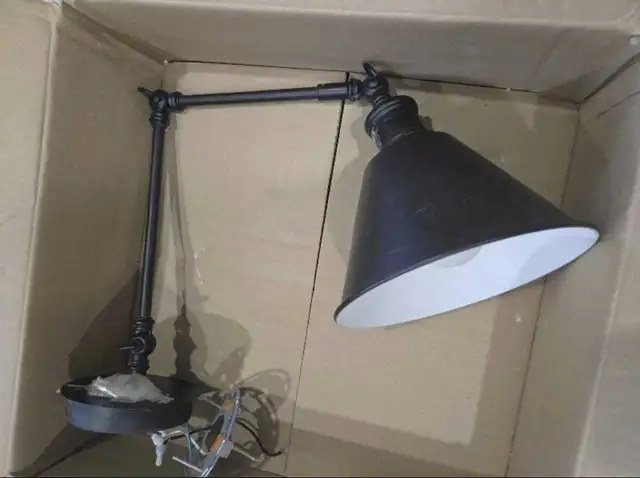 Flushmout light Fixture in Indoor Lighting & Fans in Oakville / Halton Region - Image 7