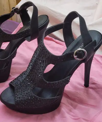 Magnifique escarpins de soirée. Neuf ! Porté qu 'une fois pour shooting studio. Talons Environ 4 pou...