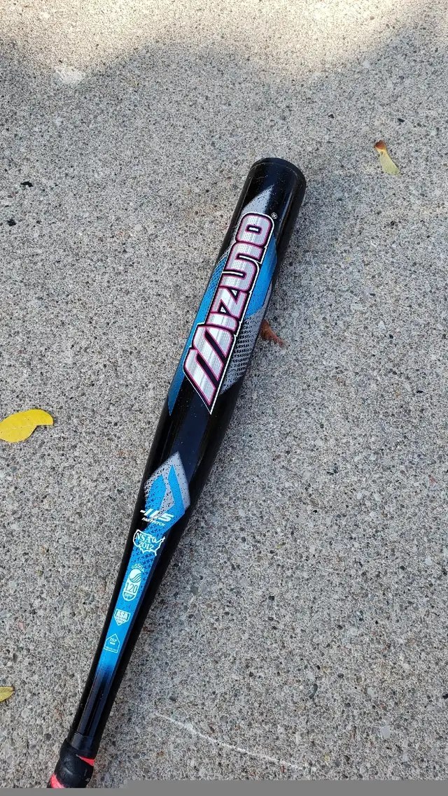 Mizuno Finch 30" Softball Bat$125 in Baseball & Softball in Barrie - Image 3
