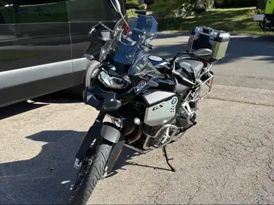 • Ride Pro Package (Dynamic ESA, Ride Modes Pro, Quickshifter, Cruise Control) • BMW Top Case (keyed...