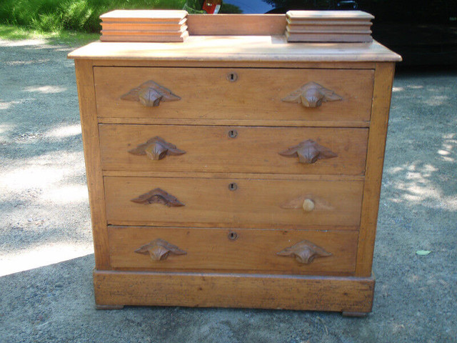 Antique Quebec Pine Chest of Drawers in Great Condition $395 dans Commodes et armoires  à Ouest de l’Île - Image 2