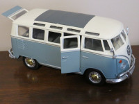 4 pcs die cast Majisto VW Buses. 3 with boxes