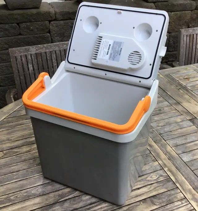 Mobicool 12V Electric Car Fridge Cooler/Warmer, 9L in Refrigerators in City of Halifax - Image 3