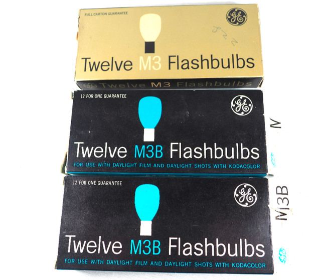 3 Boxes of Vintage Unused Twelve Pack GE M3B Flashbulbs in Cameras & Camcorders in Edmonton - Image 2