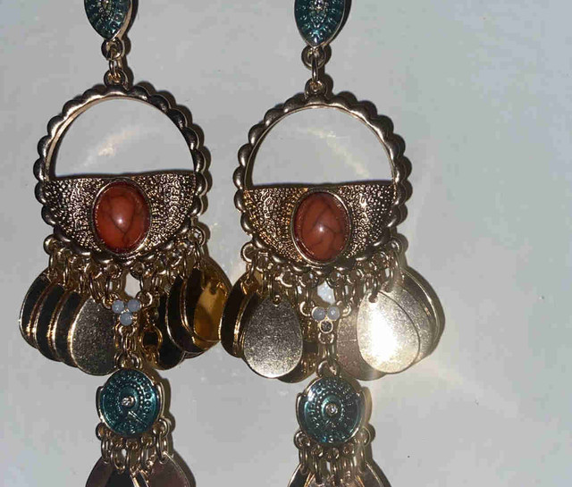 Chic earrings perfect condition  in Jewellery & Watches in Timmins