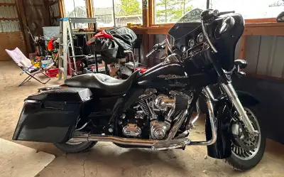 2009 Streetglide FLH with 55,000kms, 6 speed transmission, very well taken care of, fresh oil change...