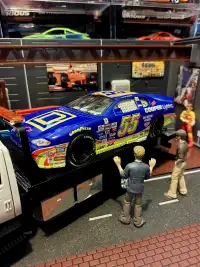 Diecast Cars &Trucks 1:24 th Scale 
Kenny Wallace 
