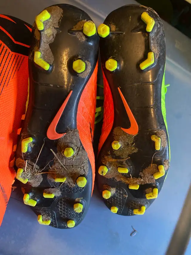 Nike soccer shoes and ball set in Soccer in Ottawa - Image 4