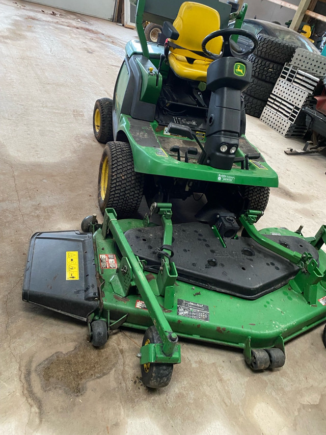 John Deere 1445 diesel mower in Lawnmowers & Leaf Blowers in Summerside - Image 2