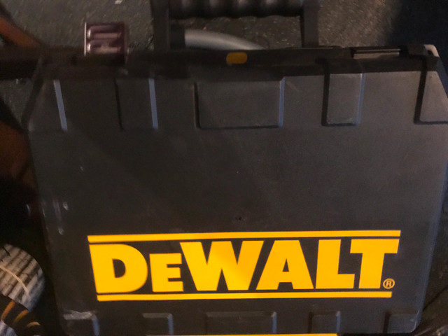 DEWALT - Heavy-Duty 6 Amp 3/8-Inch Drill Kit w/Keyless Chuck in Power Tools in Burnaby/New Westminster - Image 2