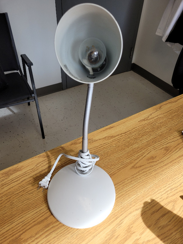 Petite lampe de bureau dans Autre  à Ville de Montréal - Image 2