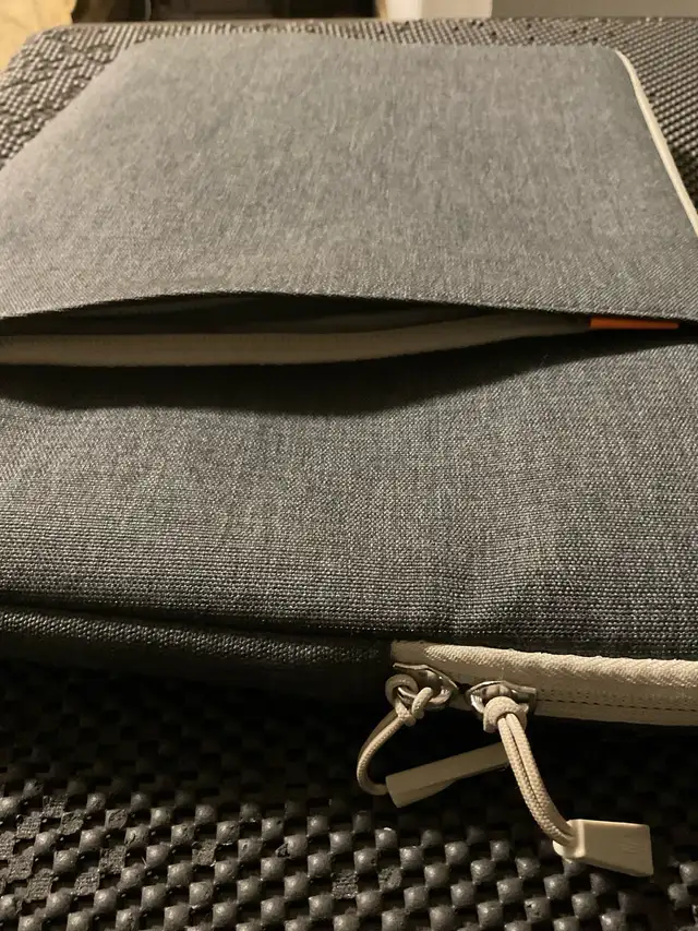 Padded iPad/ Laptop sleeve in Laptop Accessories in Markham / York Region - Image 4