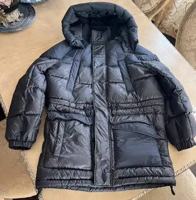 For sale used like brand new.Designed with a longer, insulating silhouette, Moose Knuckles’ Holcombe...