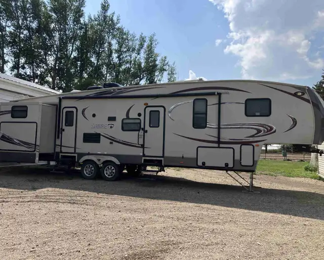 5th wheel camper with bunks & outside kitchen in Travel Trailers & Campers in Regina - Image 2