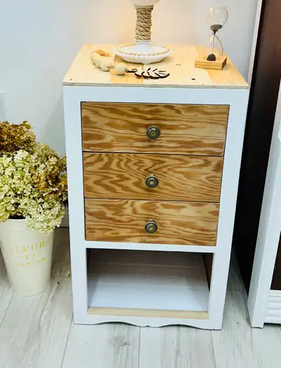 Très belle table d’appoint, table de bureau ou de nuit., View more