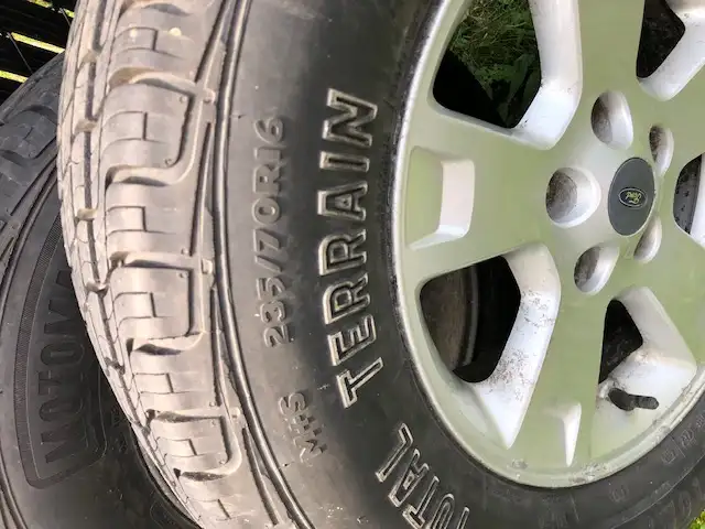 4 PNEUX ET 4 MAG ALUMINIUM  MOTOMASTER 235-70R16 in Tires & Rims in Longueuil / South Shore - Image 4