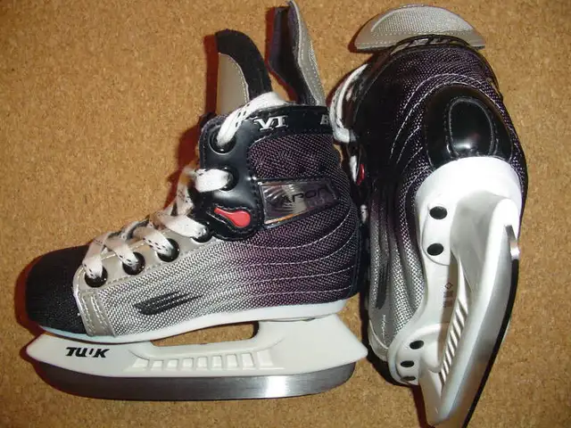 Ice Skates, Size 9 youth for shoe size 10-10.5 youth in Skates & Blades in City of Toronto - Image 4