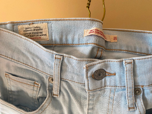 Levis skinny jeans size 25 dans Femmes - Pantalons et shorts  à Longueuil/Rive Sud - Image 3