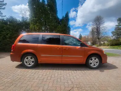 2011 Grand Caravan Crew, 7 places, family use only, very clean