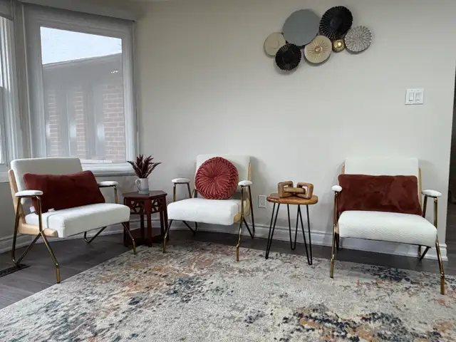 Like New 27” mid entry armchair  in Chairs & Recliners in Markham / York Region - Image 3