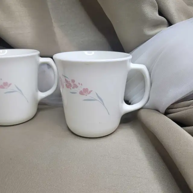 Corelle Corning Ware  Set of 3  Coffee / Tea Cups in Kitchen & Dining Wares in Markham / York Region - Image 6