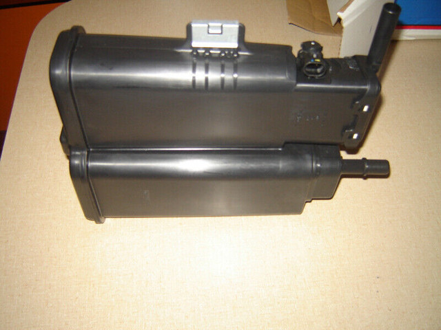 2003-05 Cadilac CTS Vapor canister evaporator in Other Parts & Accessories in Hamilton - Image 4