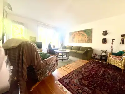 Près des Galeries d'Anjou et métro Cadillac. Rue paisible. Logement propre et lumineux. Salle de bai...