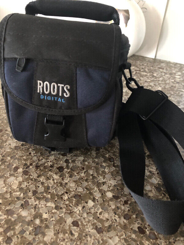 Roots padded camera bag in Cameras & Camcorders in Barrie