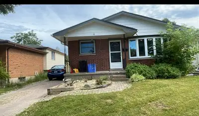 3 BED ROOMS, DINING ROOM KITCHEN, FAMILY ROOM, 1 FULL BATHROOM, THIS IS IN LONDON ONTARIO.. 2 PARKIG...
