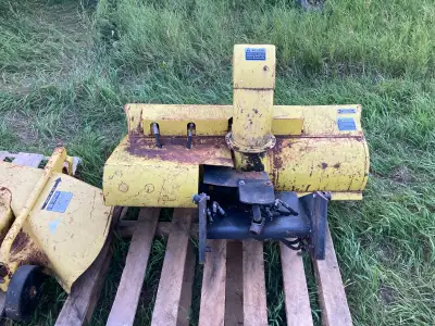 snow blower fits John Deere 400 lawn tractor good working condition $1500.00 call or text 403-506-48...