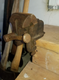 Vintage heavy duty portable bench vise