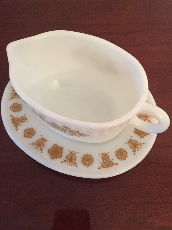 Pyrex Butterfly Gold Gravy Boat/Saucer in Kitchen & Dining Wares in Hamilton - Image 2