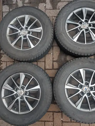 Pneus: Bridgstone Blizzak DM-V2 (hiver) Mags: 16x16.5; boulons: 5x114.3 mm; offset 42; alésage centr...