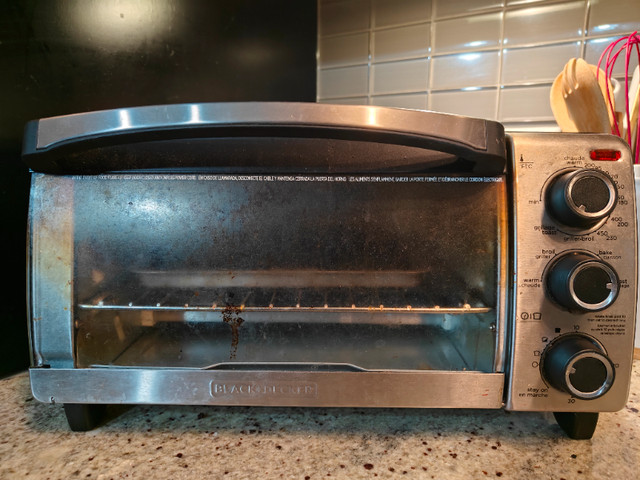 Black and decker toaster oven in Toasters & Toaster Ovens in Edmonton