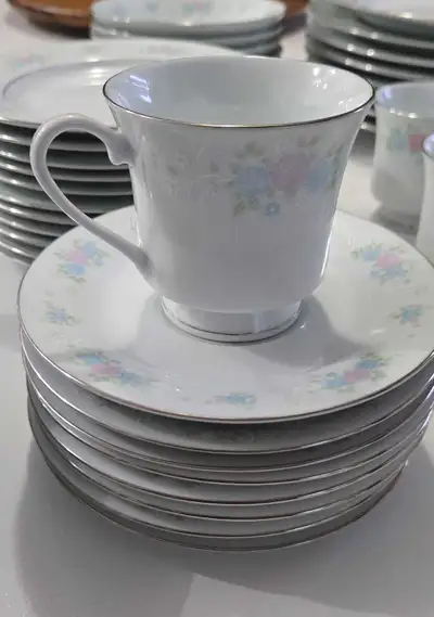 12 tea cups 8 tea cup saucers 11 dessert plates 8 dinner plates (10.5") 6 bowls 1 butter dish 1 grav...