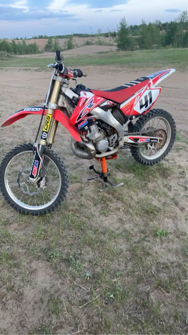 Honda cr 250r in Dirt Bikes & Motocross in Saguenay - Image 5