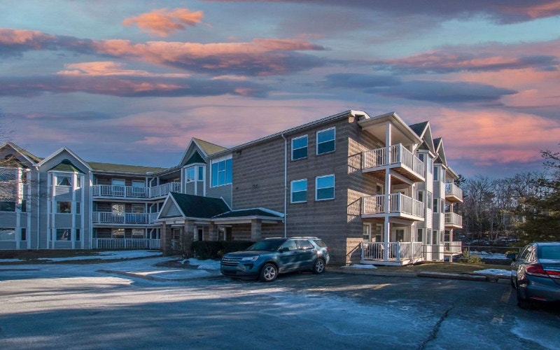 83 Kearney Lake Road, lovely 2bed /1 bath, top quiet unit + pool Long