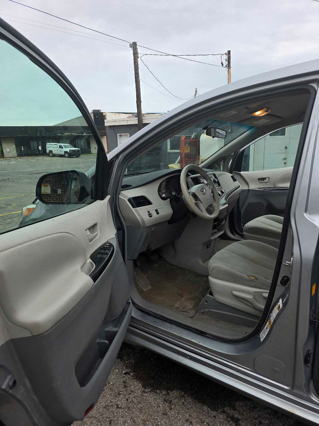 2011 Toyota Sienna dans Autos et camions  à Ville de Montréal - Image 4