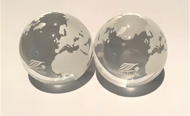 Brand New Crystal Glass Ball World Globe (Niagara Falls) No Box in Home Décor & Accents in Ottawa - Image 2
