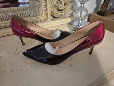 Size 10.5 / 11. Black heels in the front, fading into red. Never worn Pick up in Ridgeway