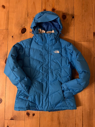 North face manteau hiver femme medium. Duvet d’oie remplissage 600. Très chaud. Très bon état, milie...