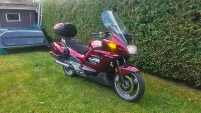 Honda ST 1100 2001 en bon état. La carrosserie n'est pas parfaite, mais pour l'année ce n'est pas gê...
