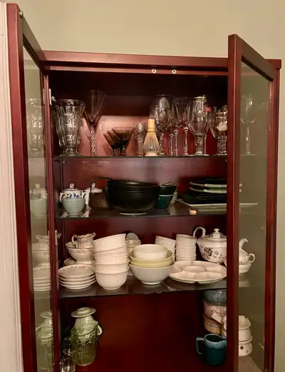 Armoire vaisselier portes en verre / Glass display curio cabinet, View more