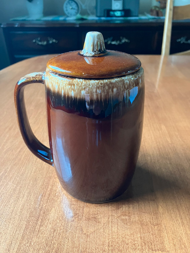 Vintage Hull USA Oven Proof Coffee Mug of Beer Stein with Lid dans Art et objets de collection  à Ville de Montréal - Image 3