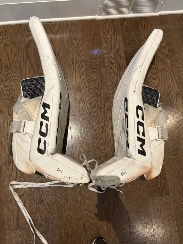 33”+1” CCM Axis XF Stock Pro Senior Goalie Set in Hockey in London - Image 5