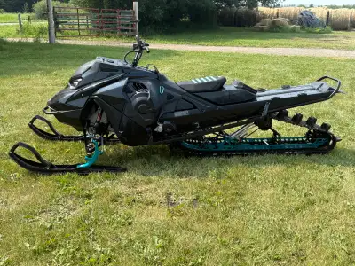 Extremely low km 2023 skidoo expert 850 turbo 164 track 76 kms on this machine and 83 percent break...