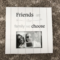 10x10 wooden frame ‘Friends are Family you choose’